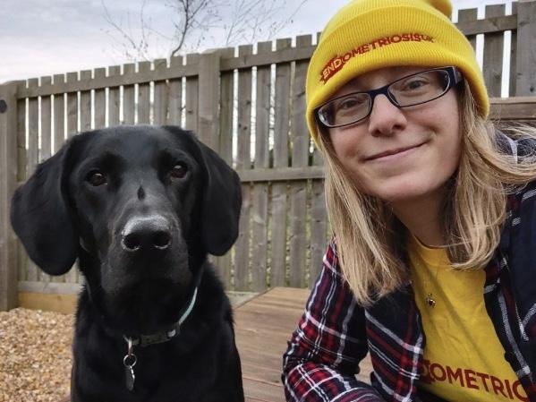 Photo de Vicky avec son labrador noir Baxter