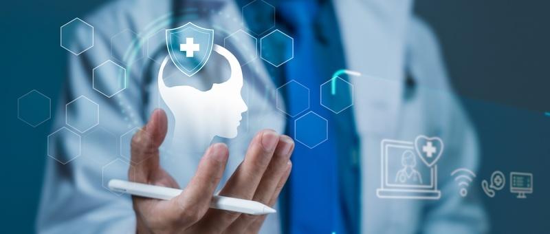 Professionnel de la santé tenant un smartphone avec une icône de santé mentale numérique et des symboles de technologie médicale.