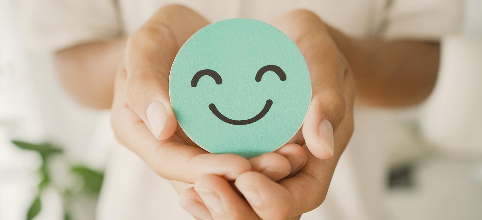 Une découpe en carton d'un smiley.