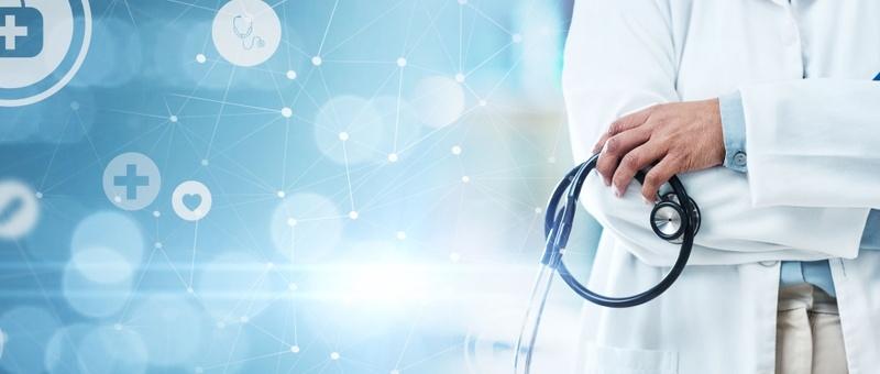 Professionnel de la santé en blouse blanche tenant un stéthoscope sur un fond médical numérique bleu avec des icônes de réseau.