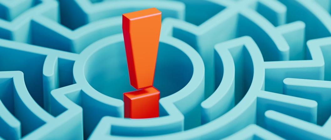 Point d'exclamation orange dans un labyrinthe bleu.