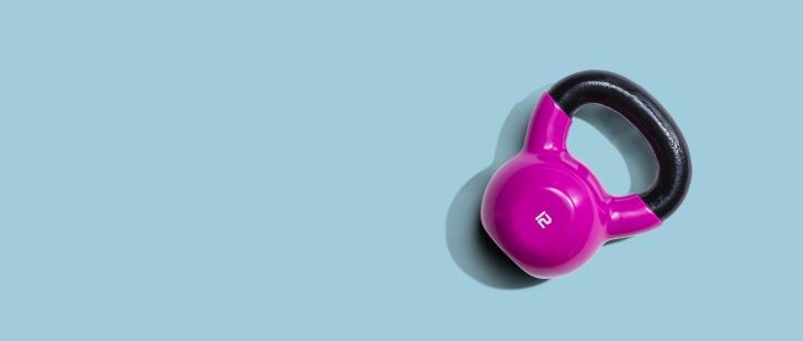 Kettlebell violet sur fond bleu