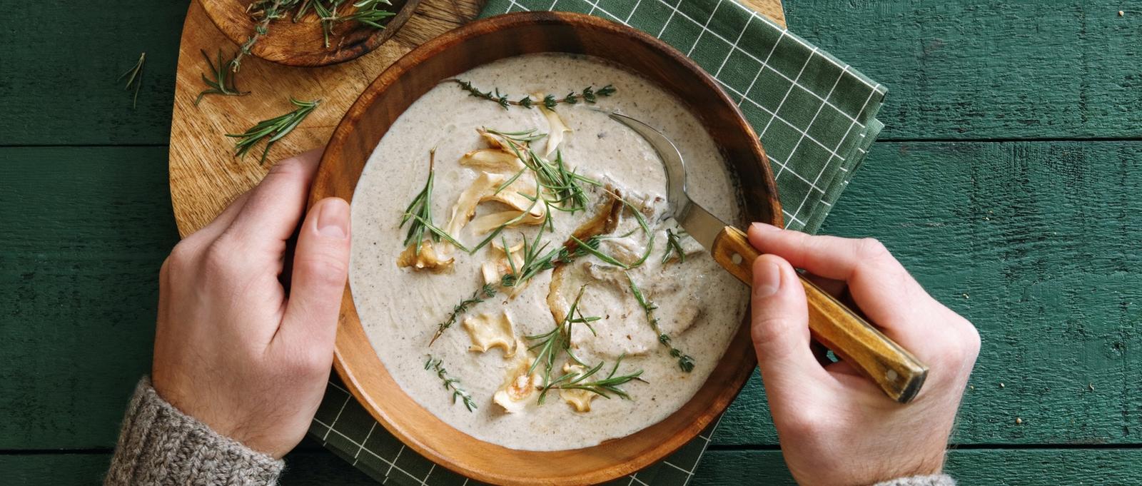 Soupe crémeuse végétalienne aux champignons sauvages et aux herbes recommandée en cas d'amygdalite