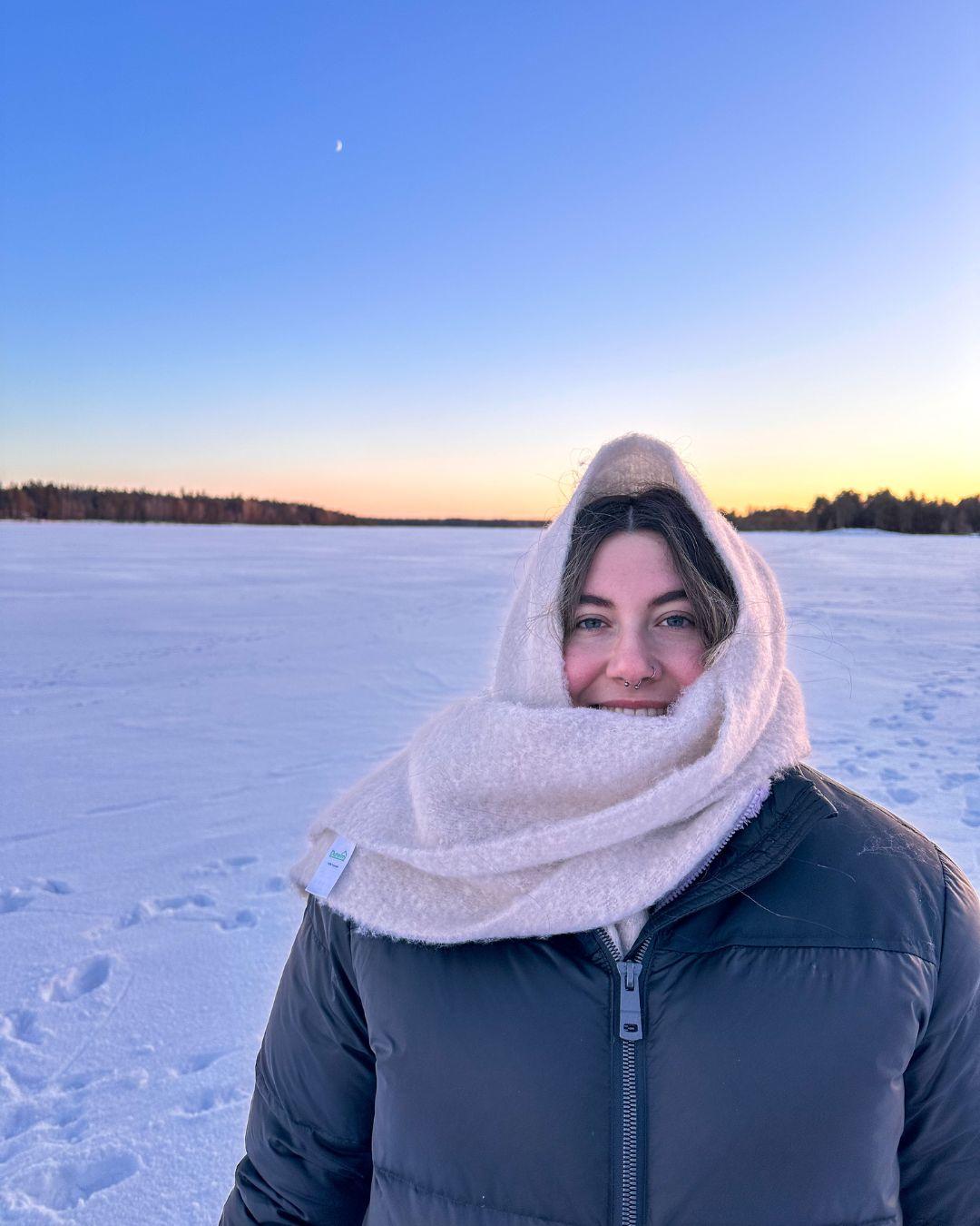 Jeune femme portant des vêtements d'hiver sur fond de neige.