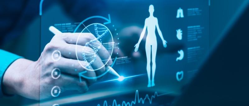 Main interagissant avec une interface médicale numérique montrant la silhouette du corps humain et des données de santé dans des tons bleus.
