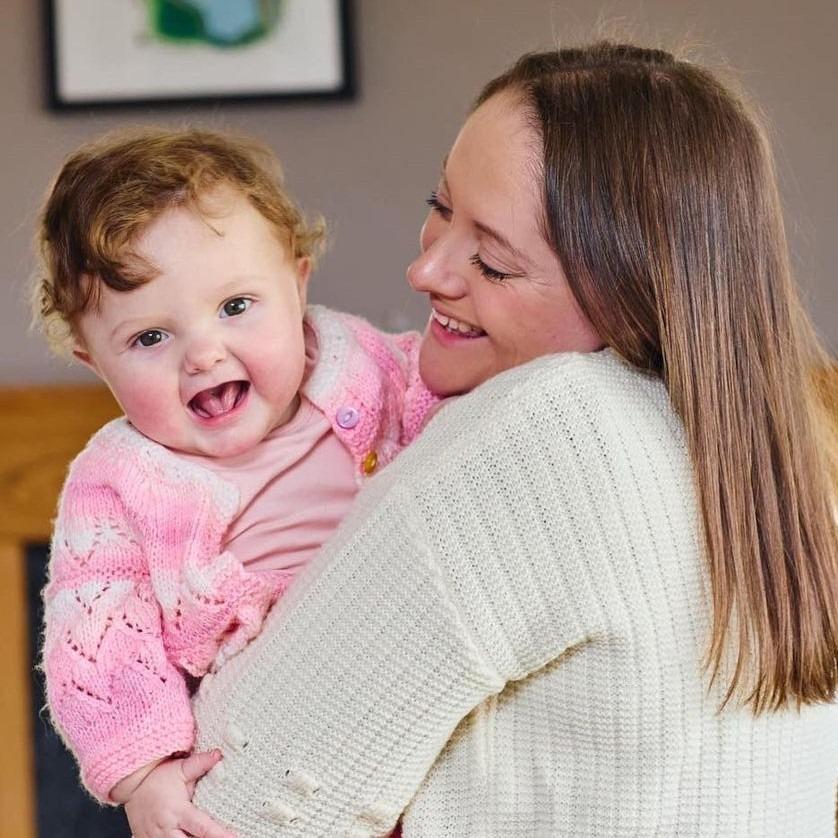 Le bébé de Keisha regardant par-dessus son épaule
