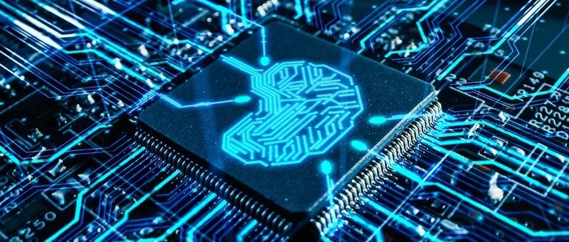 Puce d'ordinateur avec circuit bleu lumineux en forme de cerveau sur fond de circuit imprimé sombre.