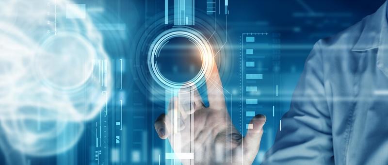 La main touche une interface numérique lumineuse avec des éléments circulaires et des visualisations de données dans des tons bleus.