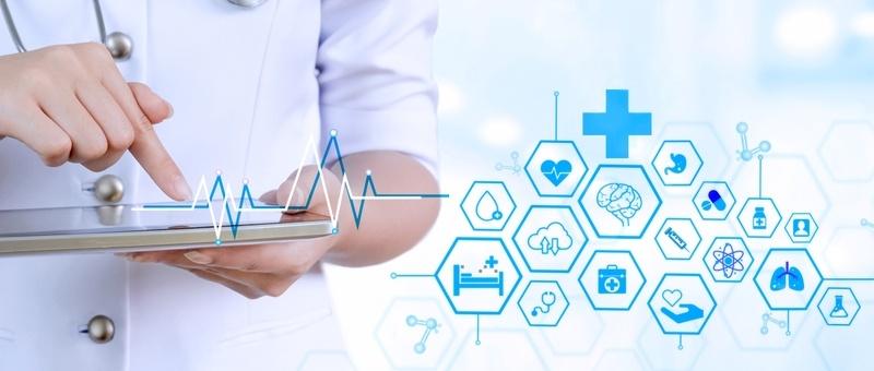 Professionnel de la santé utilisant une tablette avec des icônes médicales numériques et un graphique de ligne de battements de cœur en bleu