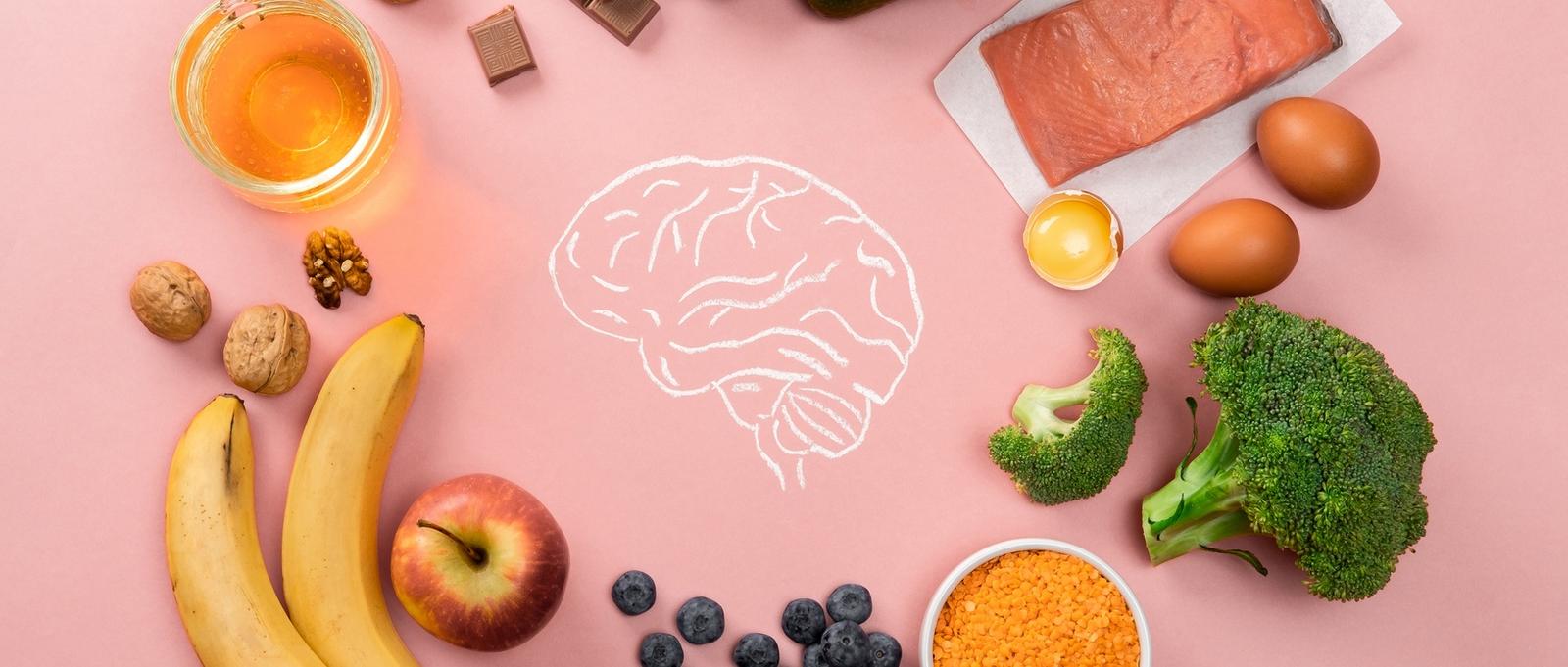 Les meilleurs aliments pour le cerveau et la mémoire sur fond rose.