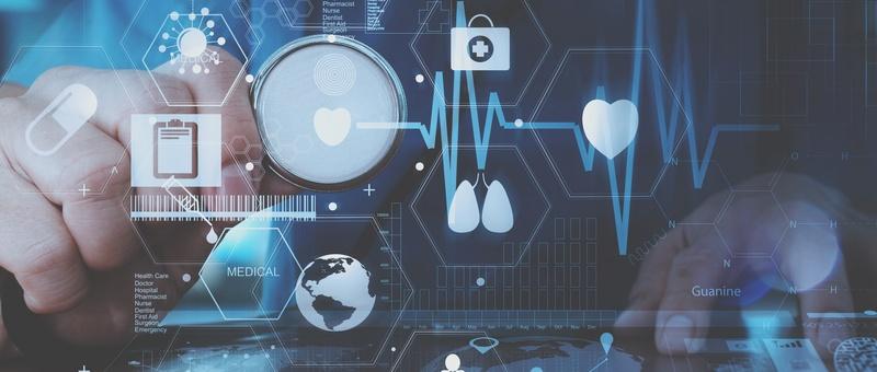 Interface numérique de soins de santé avec des icônes médicales, une ligne de rythme cardiaque et des symboles de surveillance virtuelle de la santé sur fond bleu.