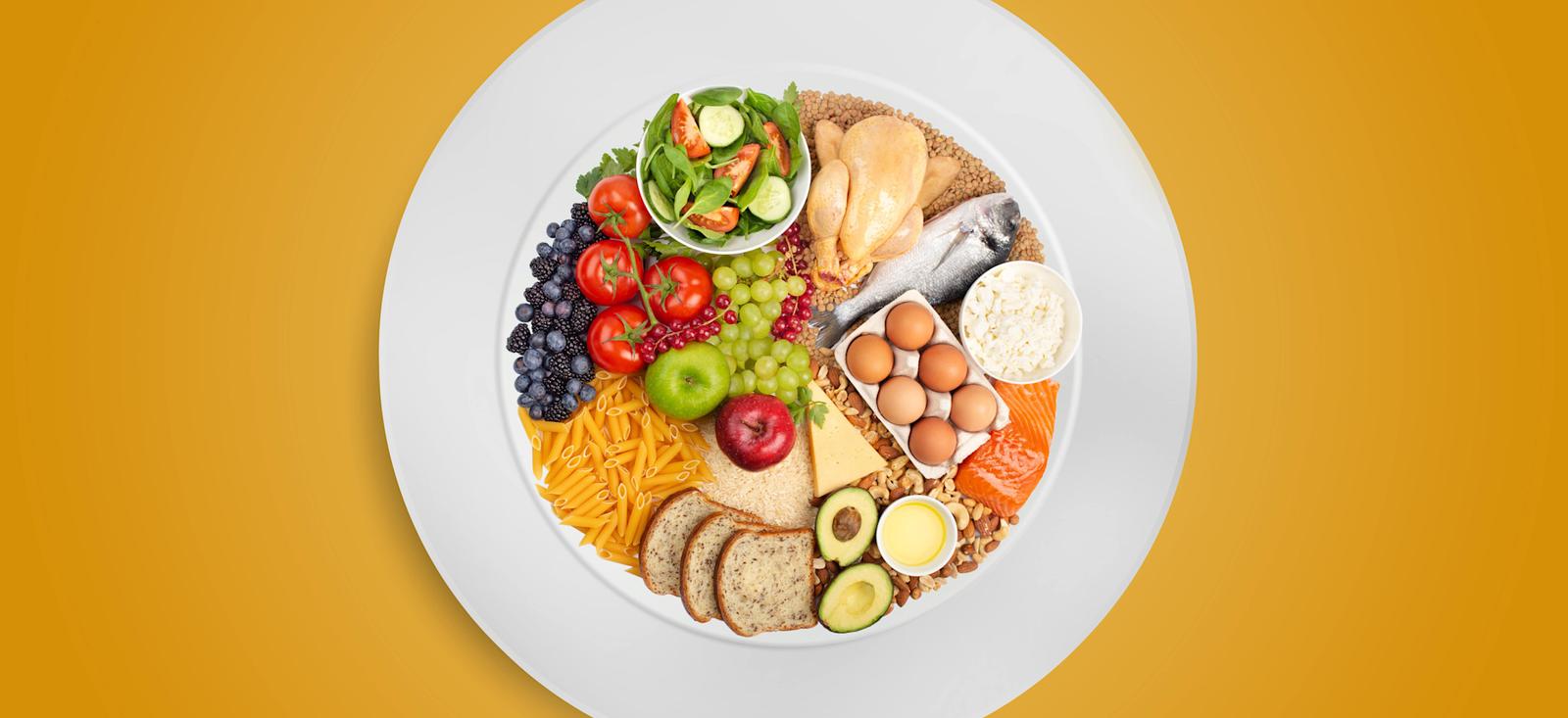Une assiette remplie d'une variété d'aliments sains.