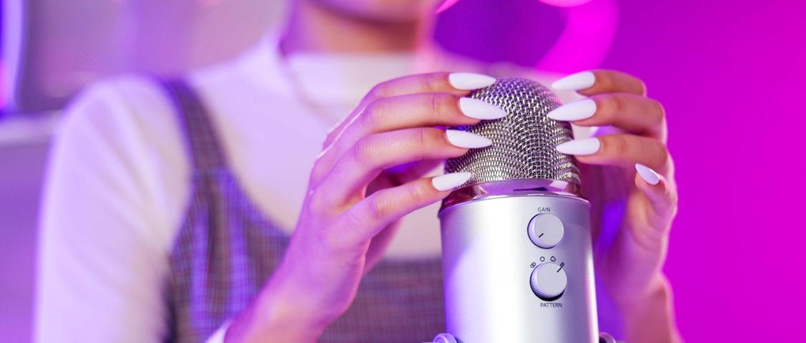 Ongles, ASMR et mains avec micro, femme et néons avec podcast, création de contenu et tech. Maison, diffusion et audio pour le soulagement du stress avec personne influente avec enregistrement pour le son.