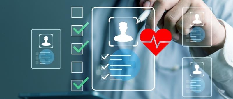 Main interagissant avec une interface numérique de soins de santé montrant des profils de patients, des listes de contrôle et un symbole de fréquence cardiaque.