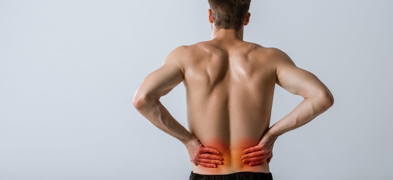 Un homme se tenant le bas du dos.