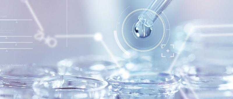 Pipette de laboratoire versant un liquide dans une boîte de Petri avec interface de ciblage numérique dans des tons bleus doux.