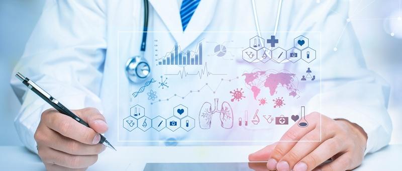 Pilules et gélules pharmaceutiques assorties, bleues et blanches, sur une surface bleue avec des icônes médicales de forme hexagonale.