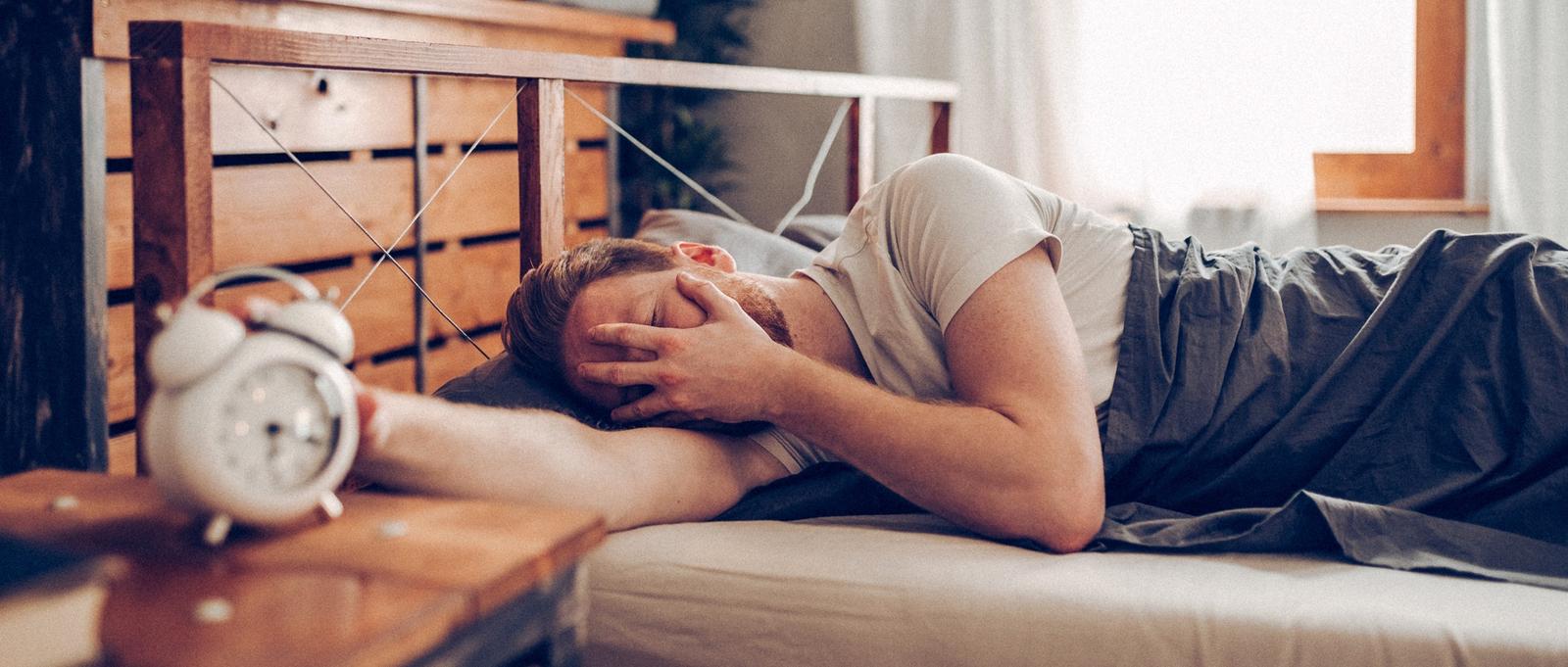 Hommes au lit, l'air fatigué