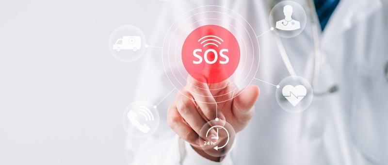 Un professionnel de la santé touche un bouton SOS numérique entouré d'icônes de soins de santé, dont des symboles d'ambulance et de battements cardiaques.