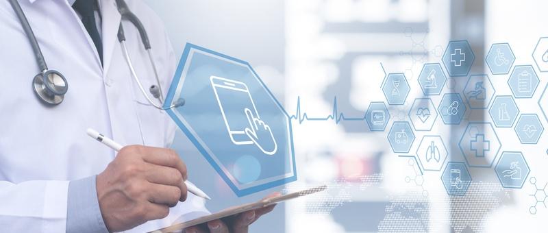 Professionnel de la santé avec stéthoscope utilisant une tablette numérique avec icônes médicales et interface de smartphone en surimpression.