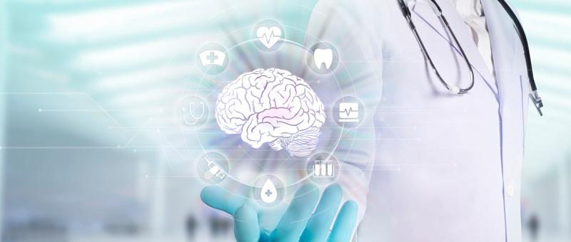 Professionnel de la santé avec des gants montrant un hologramme numérique du cerveau entouré d'icônes de soins de santé sur fond bleu clair.