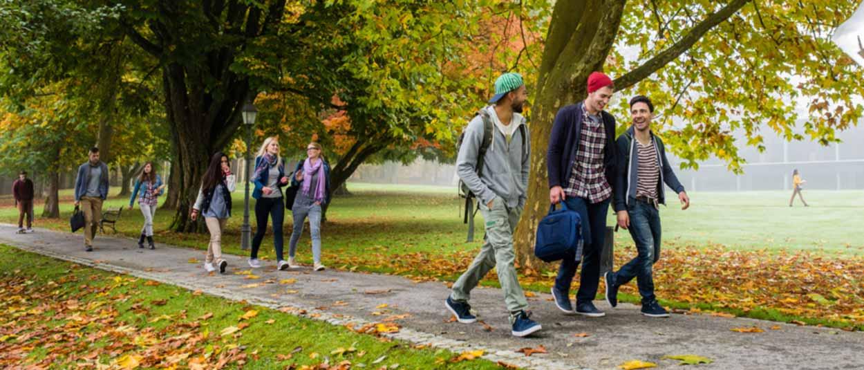 Étudiants marchant le long d'un sentier