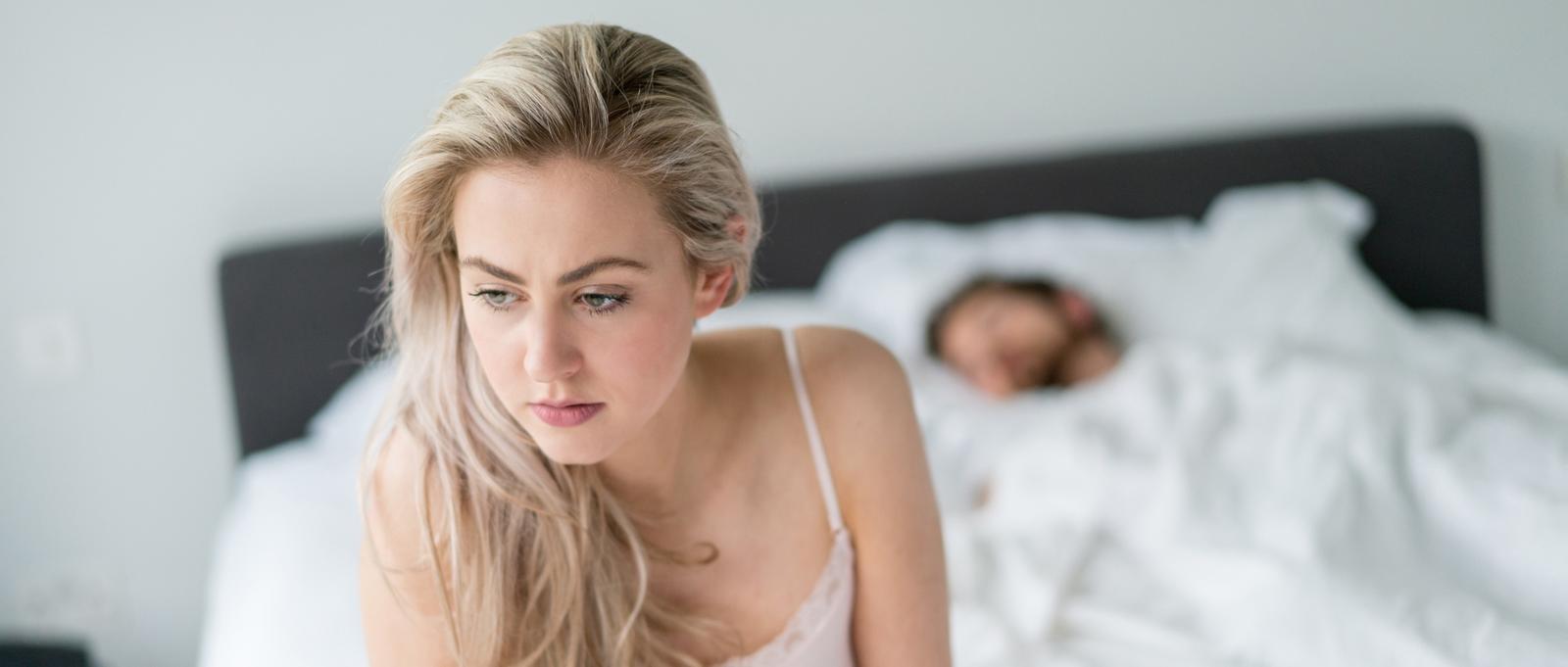 La femme ne peut pas dormir, mais l'homme le peut