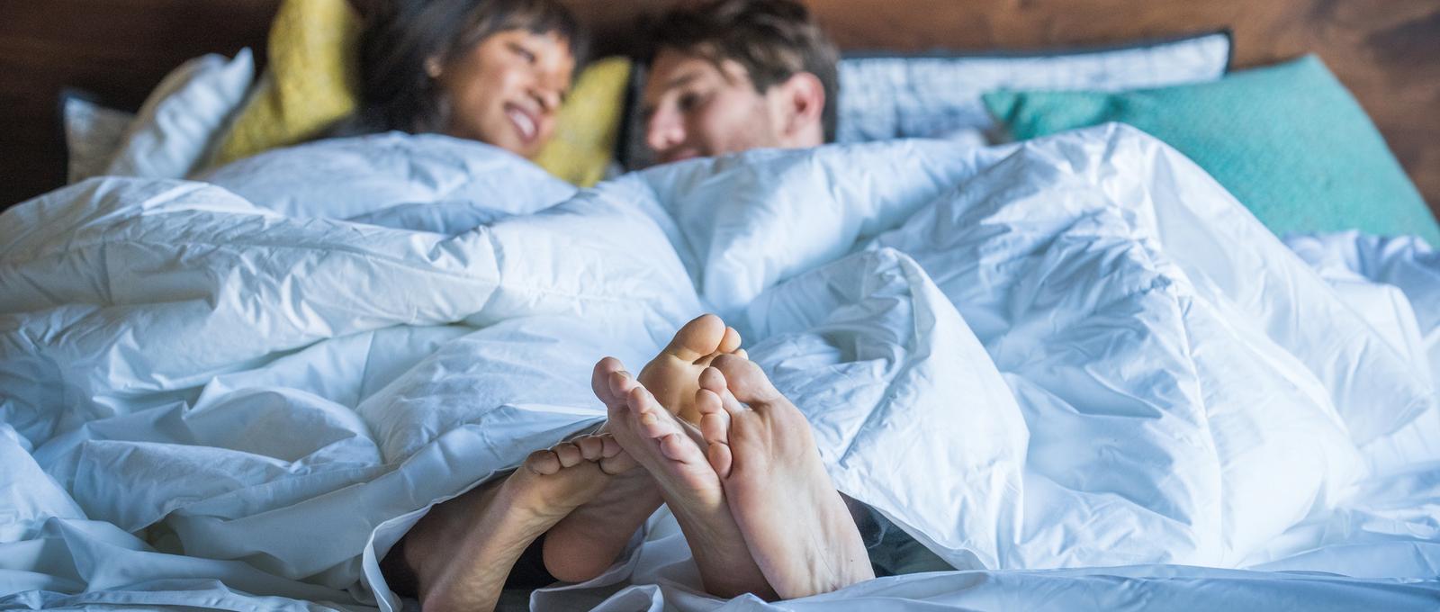 Couple au lit après l'amour