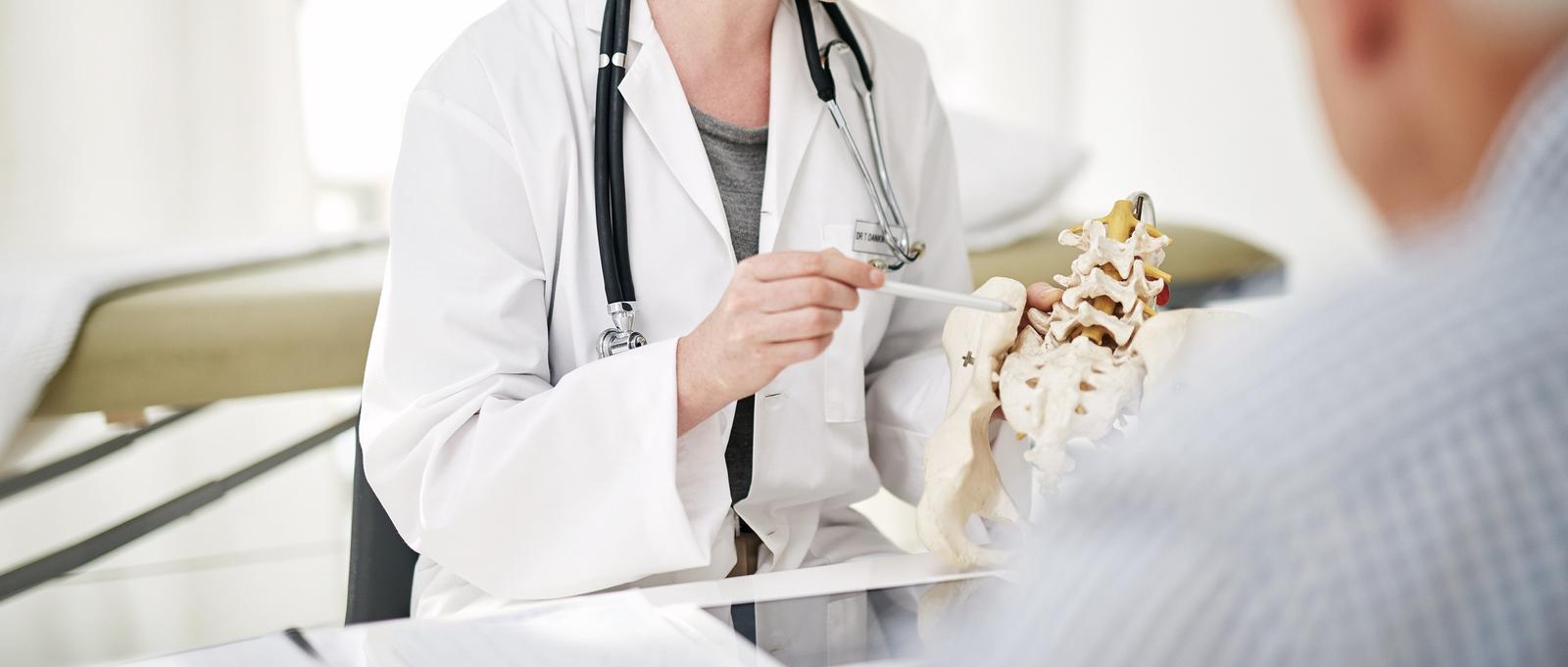 Un médecin vérifie les os