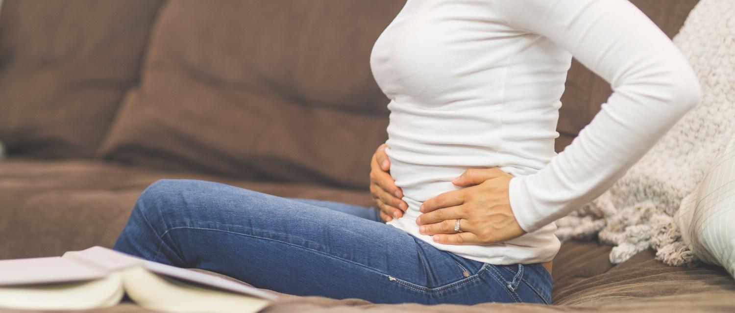 Femme souffrant de douleurs pelviennes