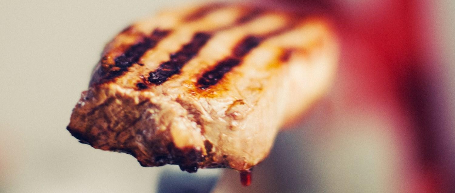 Steak de viande rouge sur une fourchette