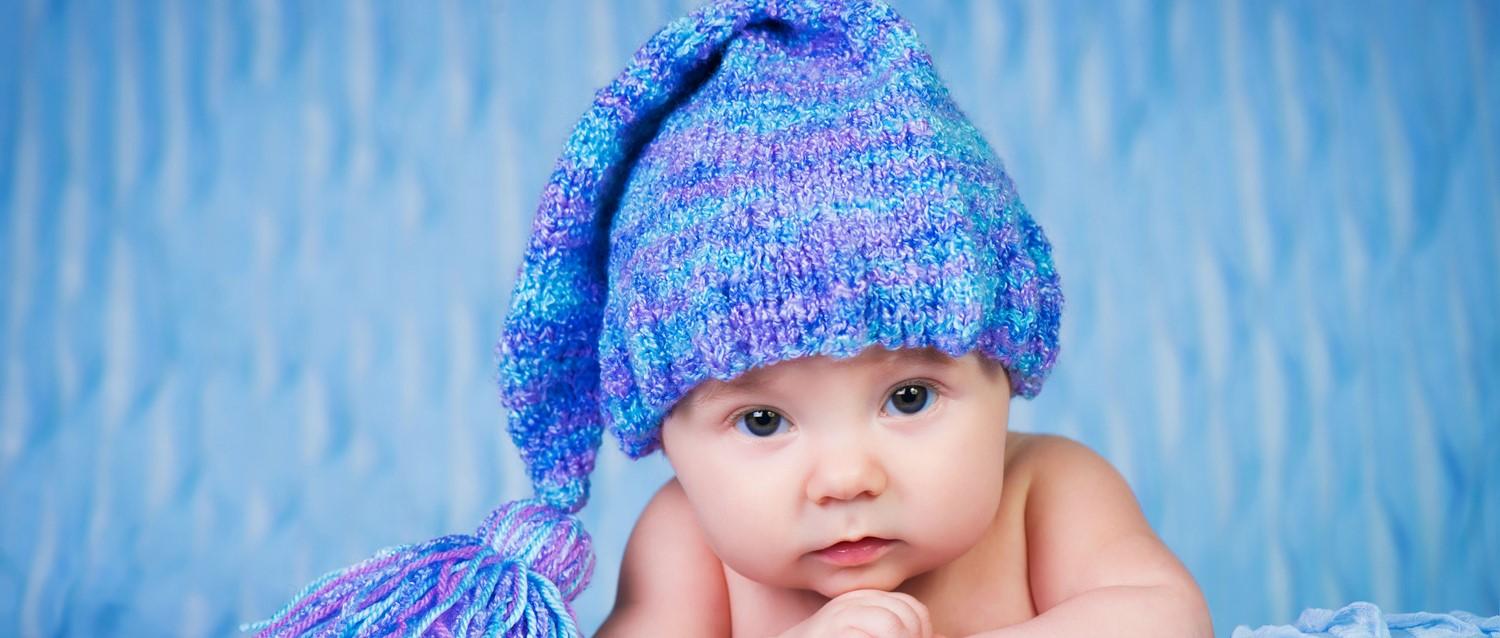 Bébé avec un bonnet chaud