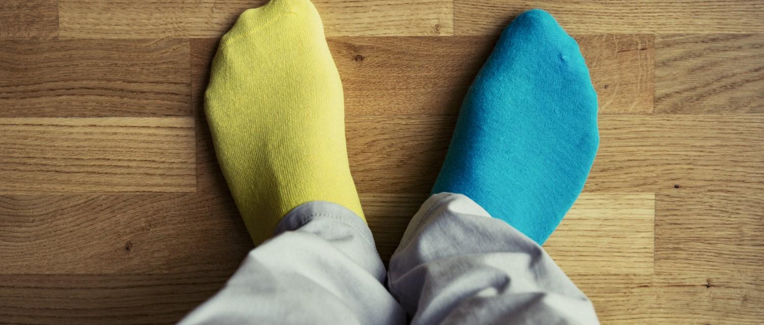 Pieds d'hommes en chaussettes