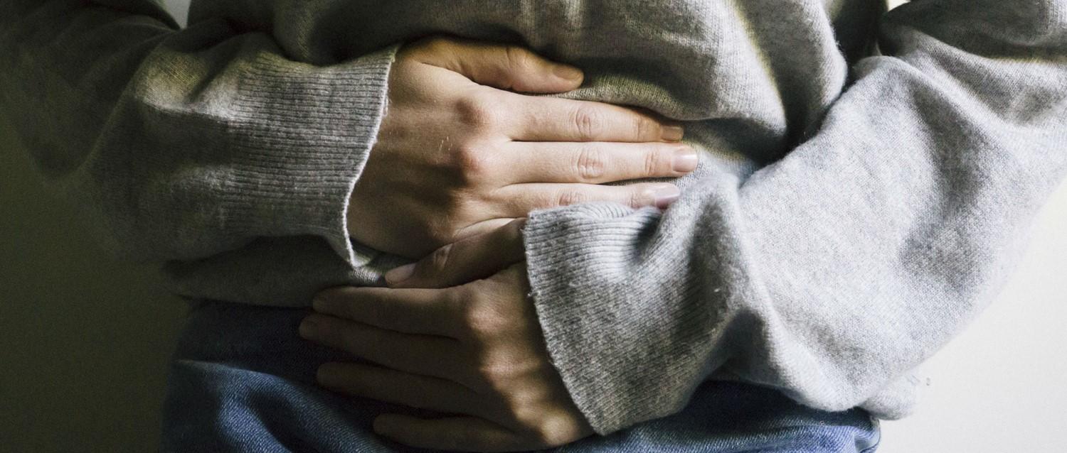 Femme souffrant de douleurs à l'estomac
