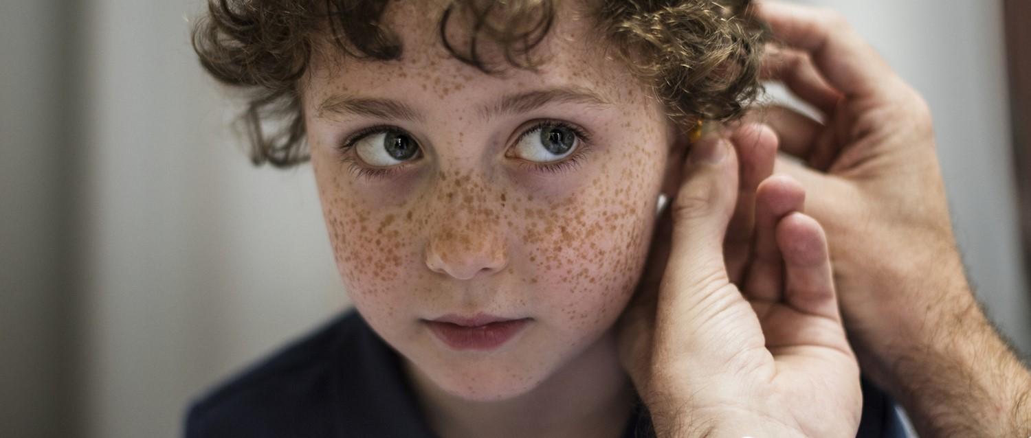 Vérification des oreilles d'un enfant