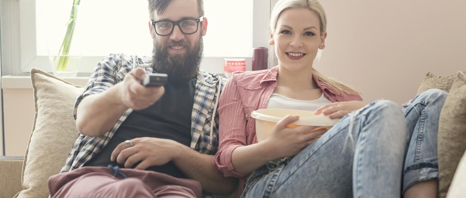 Couple regardant la télévision