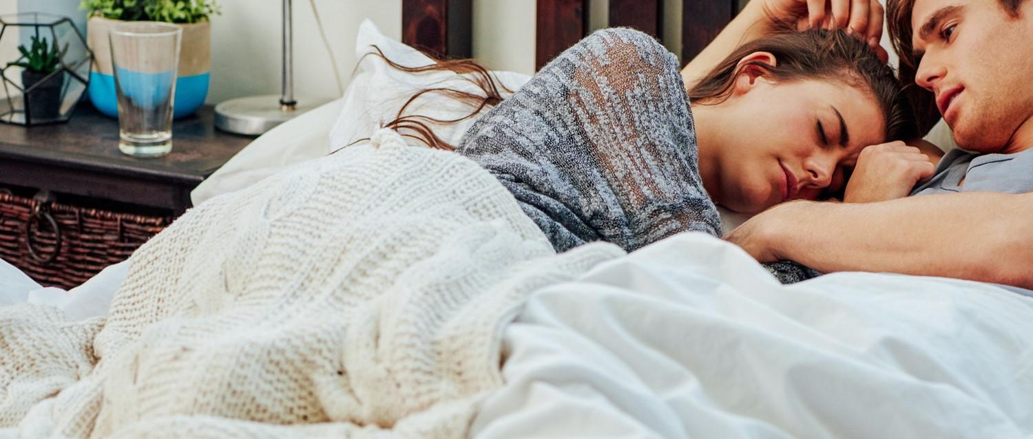 Couple triste au lit