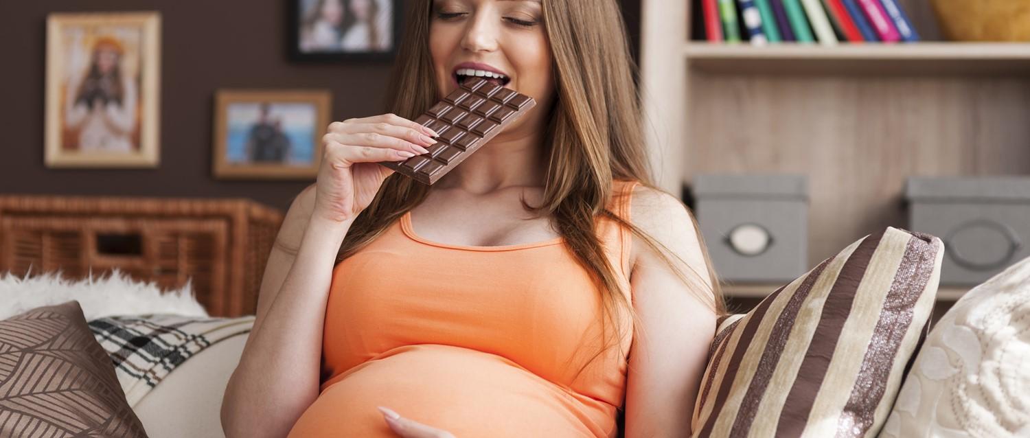 Femme enceinte mangeant du chocolat