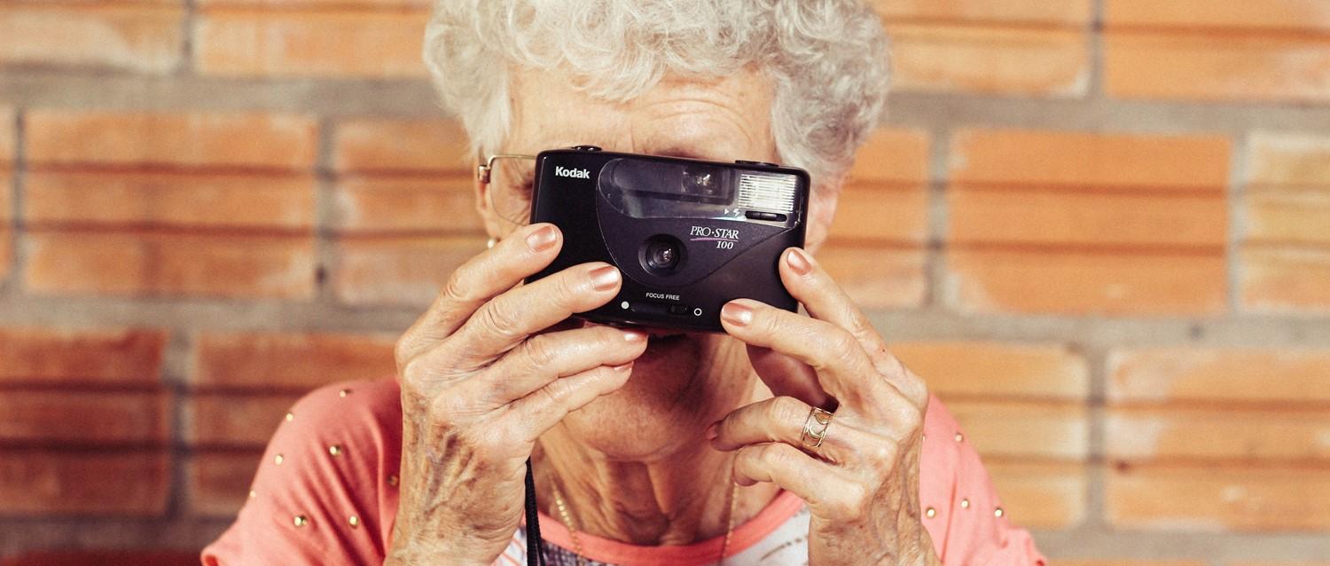 vieille femme avec appareil photo