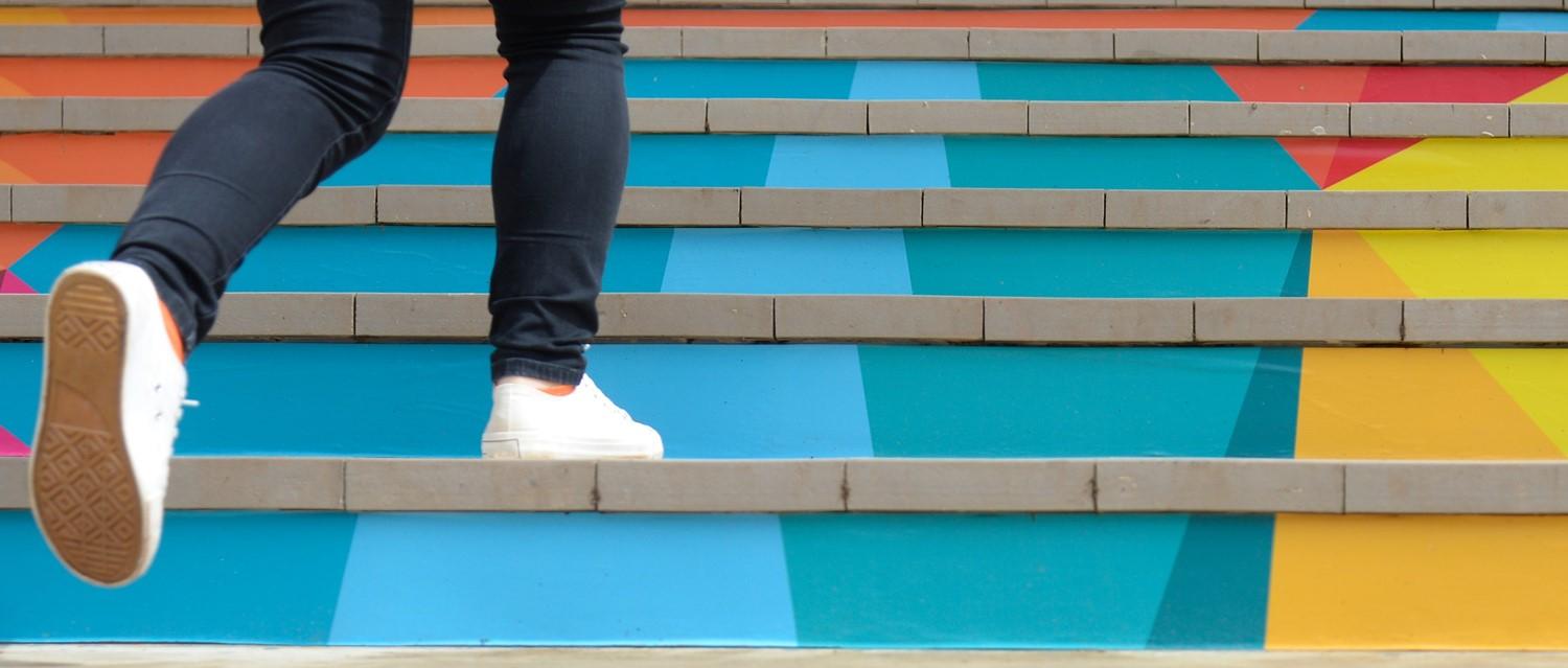 pieds dans les escaliers