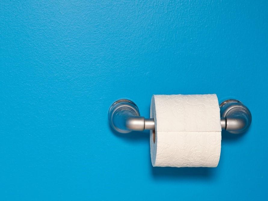rouleau de papier toilette sur fond bleu