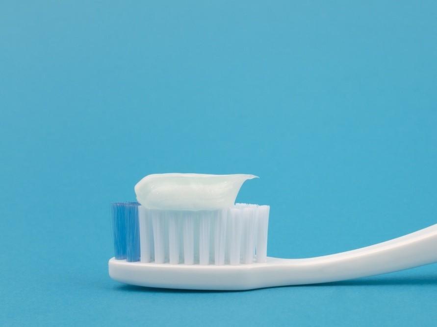 dentifrice sur la brosse
