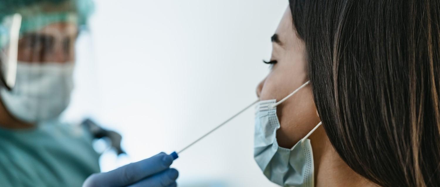 COVID-19 : Quelle est la contagiosité d'Omicron ?