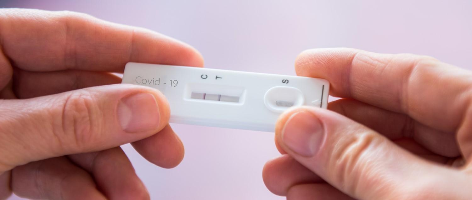 La vaccination ou une infection antérieure vous confère-t-elle une meilleure immunité contre le COVID-19 ?