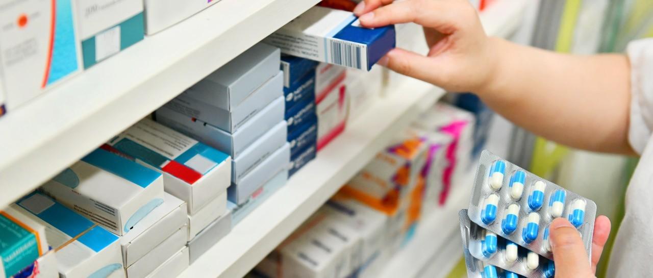 Comment la pression exercée sur les médecins généralistes a-t-elle contribué à la résistance aux antimicrobiens ?