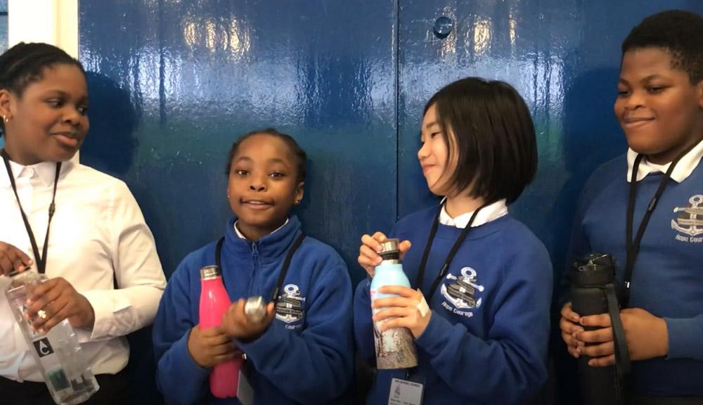 Des élèves de l'école primaire de Rotherhithe font la promotion de la politique d'approvisionnement en eau de l'école (School Food Matters).