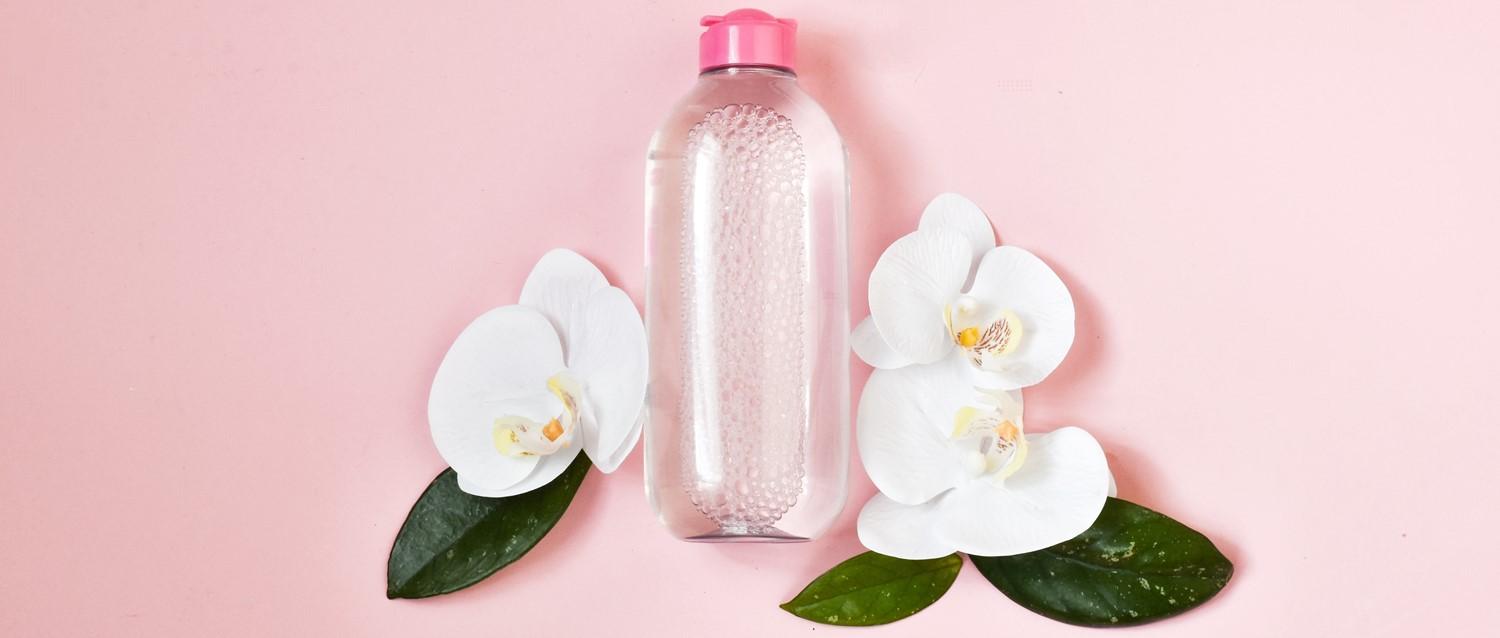 Eau micellaire : avantages et utilisations pour le soin de la peau