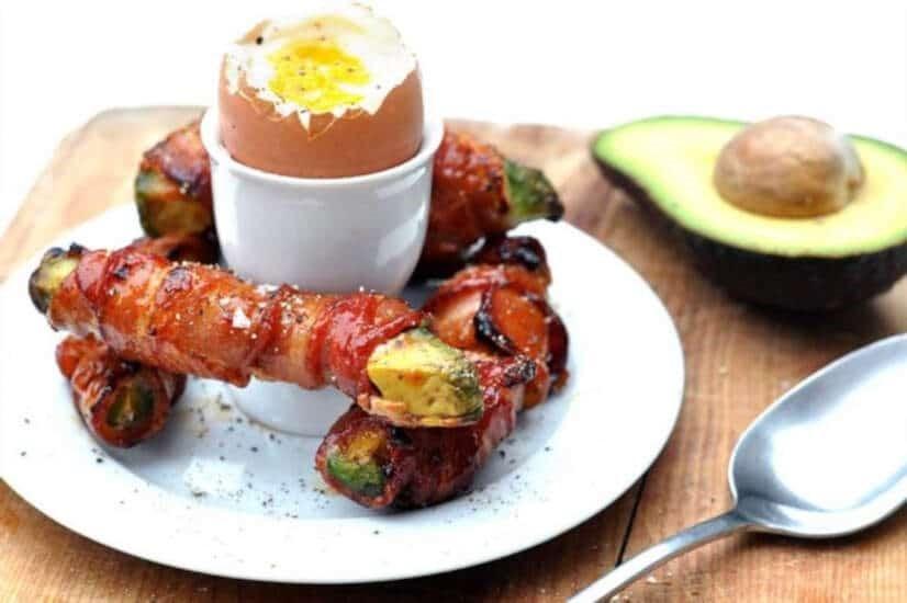 Avocat et œuf enrobés de pancetta