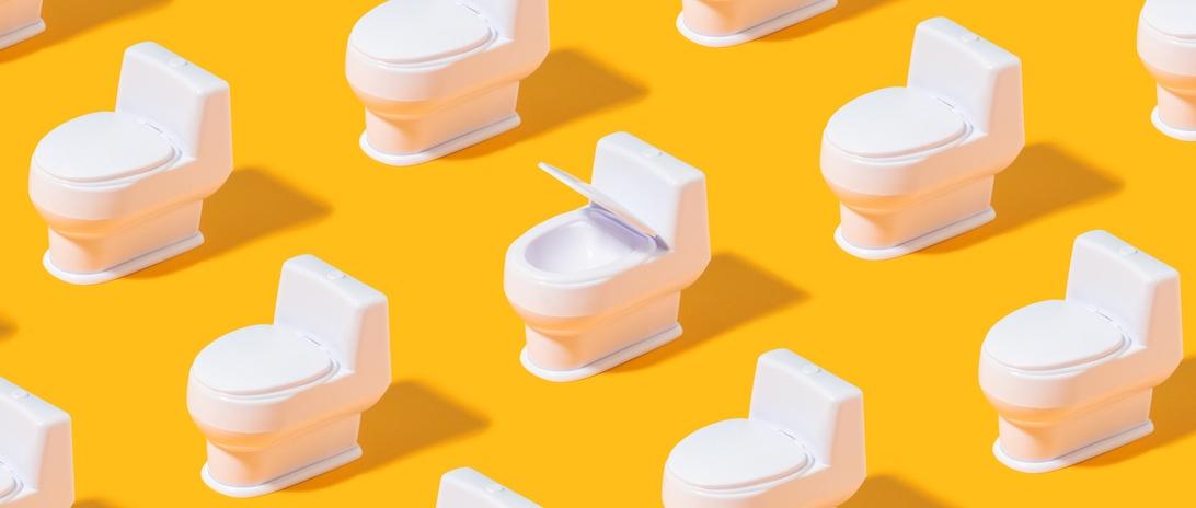 Motif tendance avec cuvette de toilette blanche sur fond orange vif.