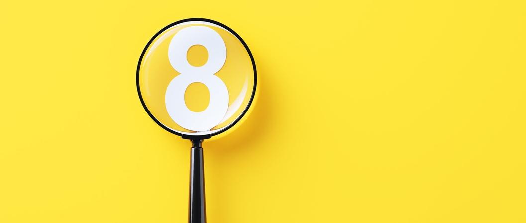 Loupe noire et chiffre huit blanc sur fond jaune.